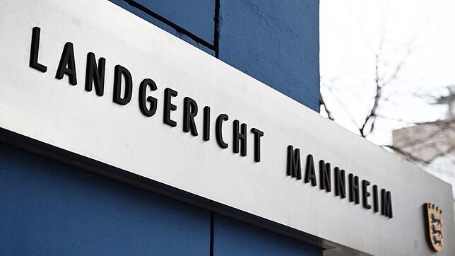 Einer der drei Angeklagten soll erst 15 Jahre alt gewesen sein, als er sich für die Terrororganisation «Islamischer Staat» begeisterte. ...