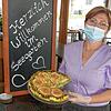 Köchin Lili Buzat mit der Quiche nach Art des Seegarten-Restaurants in Allensbach.