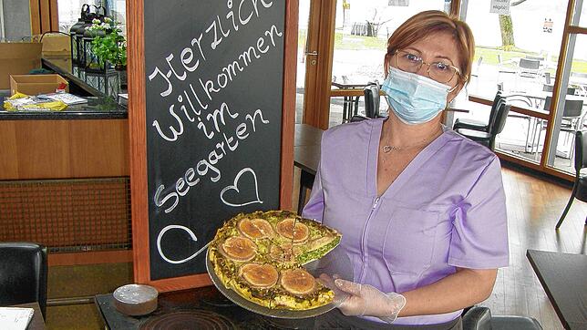 Köchin Lili Buzat mit der Quiche nach Art des Seegarten-Restaurants in Allensbach.