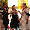 Lea Saible (Mitte) wurde im September 2019 zur Bodensee-Weinprinzessin gekrönt. Das Bild zeigt außerdem Ida Pousaz, Martin Stoll, Mara ...
