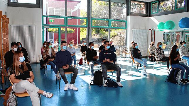 32 junge Männer und Frauen haben ihr Studium an der Physiotherapieschule begonnen. Das Bild zeigt die Studenten bei der ...