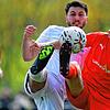 Hoch das Bein: Der Laufenburger Fatih Palit (links) &ndash; hier gegen Matti Scheuer &ndash; konnte die 3:6-Niederlage bei der U23 des ...
