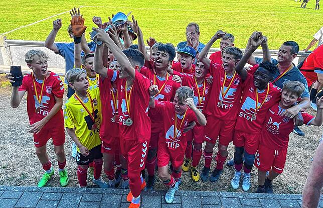 D-Junioren: Den NaturEnergie-Pokal der D-Junioren holten sich die Nachwuchsspieler des FV Lörrach-Brombach durch ein 5:2 gegen den FC 08 ...