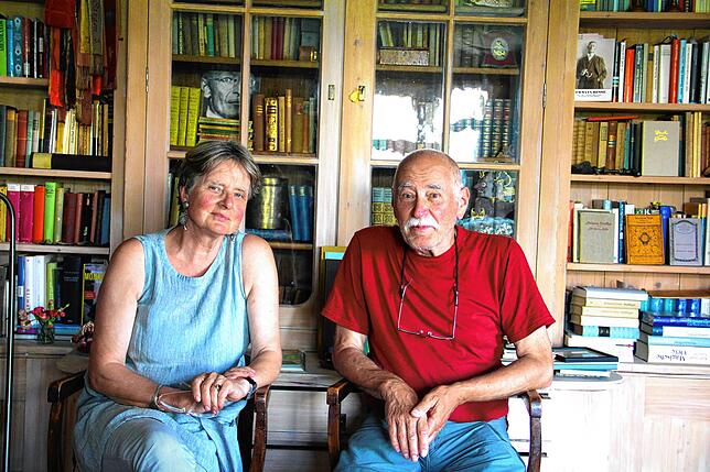 Eva und Bernd Eberwein erwarben vor 20 Jahren das Dichter-Haus und retteten es vor dem Zerfall. Die Bibliothek (im Bild) ließ noch ...