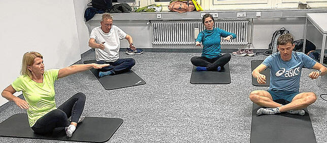 Fit und Gesund 2024 - Mobiltätsübungen Die Teilnehmer der SÜDKURIER-Aktion „Fit und Gesund am See“ unternahmen
mit Langstreckenläufer Benedikt „Bene“ Hoffmann (rechts) ...