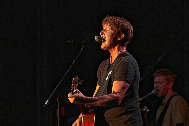 Bild 16: James Blunt begeistert Fans im Salemer Schlosspark