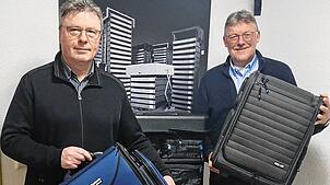 Arne Thelen, Leiter Bereich Medizinbedarf bei Pull Up Case in Schwenningen (links) und Georg Günter Libuda, Inhaber von Pull Up Case, ...