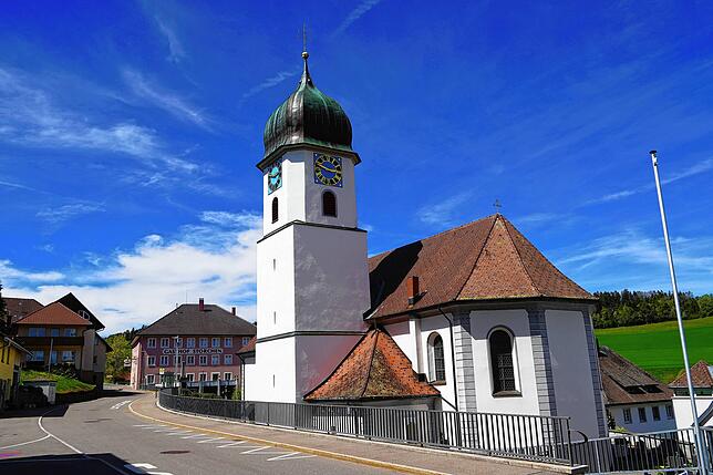 Markant in Waldkirch ist die Kirche Maria Himmelfahrt mit ihrem hohen Zwiebelturm. Den Gasthof „Storchen“ bewirtschaftet ...