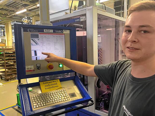 Als angehender Verfahrensmechaniker lernt Sebastian König mit Spritzgießmaschinen umzugehen.