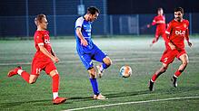 Yves Graf (Bildmitte) erzielte mit diesem Schuss die 2:1-Führung für den FC Radolfzell. Den Gästen aus Gesingen gelang aber noch vor dem ...