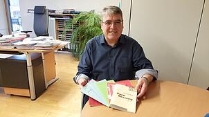Bernd Gombold (56) ist gebürtiger Dietfurter. Sein Erstlingswerk schrieb er 1991 als Student. Der Diplomverwaltungswirt ist verheiratet ...