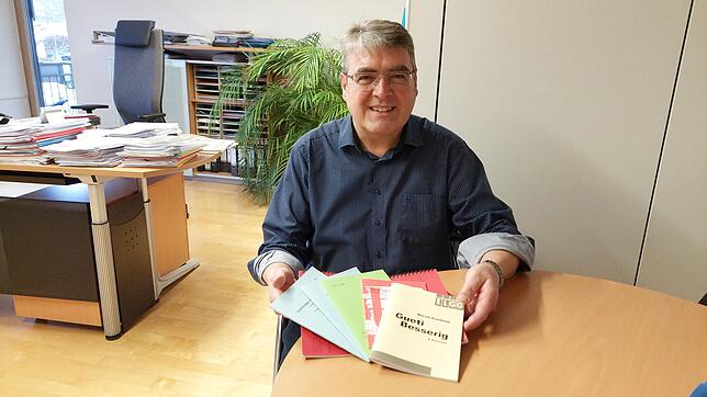 Bernd Gombold (56) ist gebürtiger Dietfurter. Sein Erstlingswerk schrieb er 1991 als Student. Der Diplomverwaltungswirt ist verheiratet ...