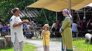 Eine Klosterwurst zur Stärkung muss sein, schließlich gibt es für die Besucher und Besucherinnen viel altes Handwerk zu sehen und zum ...
