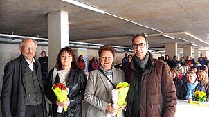 Bürgermeister Frank Harsch und Stadtbaumeister Matthias Distler (links) dankten Architektin Lucia Jortzik (Zweite von links) und ...