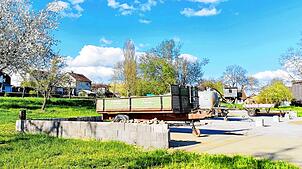 Die Mauerreste der bis auf die Grundmauern niedergebrannten Halle sind noch zu erkennen. Bald schon soll der Wiederaufbau erfolgen.