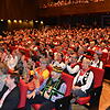 Im ausverkauften Theater am Ring jubelt das Publikum lautstark den Gassenhauern und Akteuren des Abends für das gelungene Programm zu.
