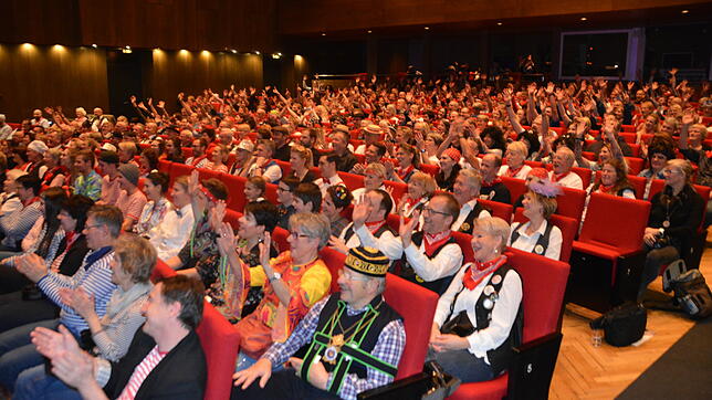 Im ausverkauften Theater am Ring jubelt das Publikum lautstark den Gassenhauern und Akteuren des Abends für das gelungene Programm zu.