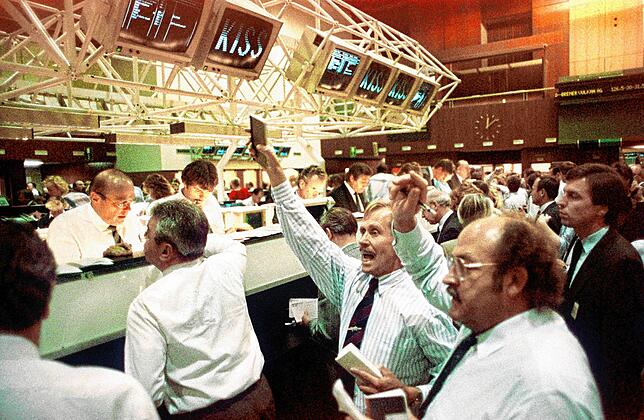Hektisches Treiben in der Aktienbörse in Frankfurt 1987. Am 19. Oktober 1987 erlebt die Wall Street ihren bislang schwärzesten Tag. Der ...