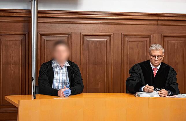 Der 38 Jahre alte Angeklagte und sein Verteidiger Rüdiger Mack sitzen bei dem Prozess im November im Gerichtssaal.