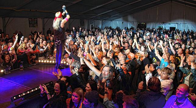 John Diva begeistert als Headliner am Samstag mit seinem melodiösen Hard-Rock und ist schon zum zweiten Mal bei den Biker-Days in ...