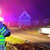 Einsatzkräfte der Feuerwehr haben das Unfallauto mit Rampen gesichert, damit es nicht weiter abrutscht.