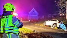 Einsatzkräfte der Feuerwehr haben das Unfallauto mit Rampen gesichert, damit es nicht weiter abrutscht.
