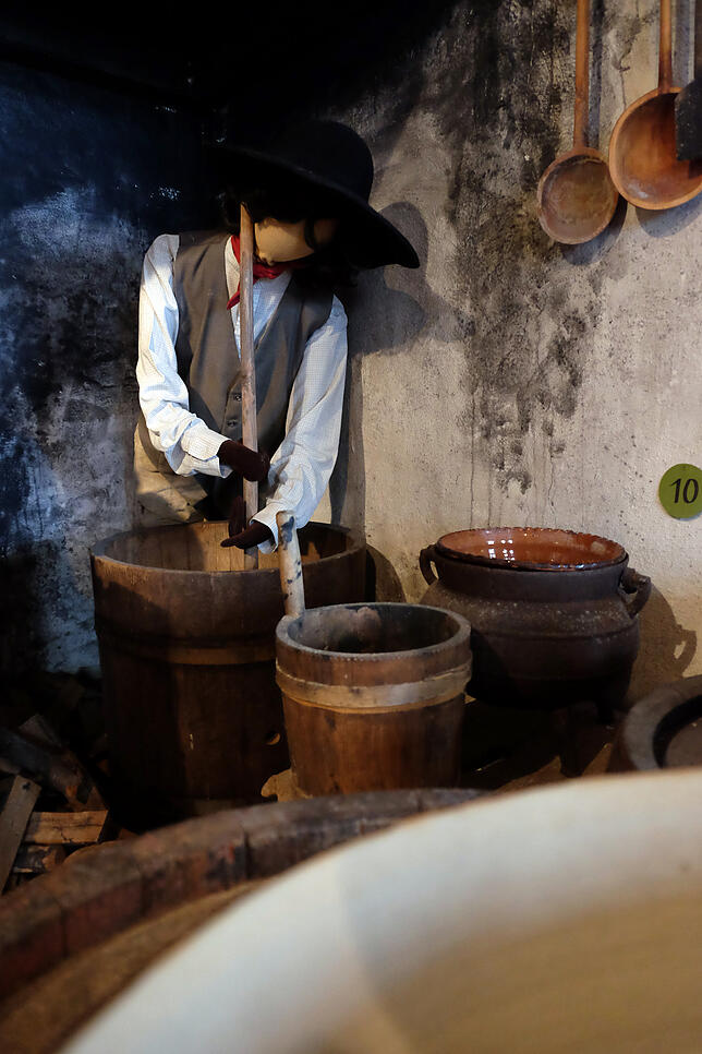 Im Görwihler Heimatmuseum ist eine Salpetersiederei nachgebildet. Hier verkochte der Salpeterer salzhaltige Erde in einer Sudpfanne mit ...