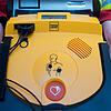Ein Defibrillator – viele haben Respekt davor, als Laie im Notfall richtig zu handeln. Dabei kann bei drohendem Herztod jeder womöglich ...