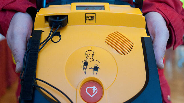 Ein Defibrillator – viele haben Respekt davor, als Laie im Notfall richtig zu handeln. Dabei kann bei drohendem Herztod jeder womöglich ...