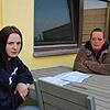 Sina-Maria Bischof und ihre Mutter Bettina sitzen an einem Tisch auf der Terrasse ihrer Wohnung in Litzelstetten. Vor ihnen liegen die ...