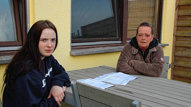 Sina-Maria Bischof und ihre Mutter Bettina sitzen an einem Tisch auf der Terrasse ihrer Wohnung in Litzelstetten. Vor ihnen liegen die ...