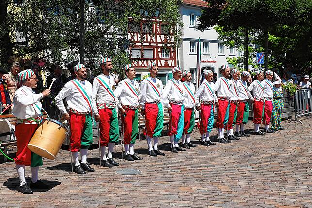 Bild 10: Traditionelle Tänze bei tollem Wetter: Bilder vom ersten internationalen Schwerttanztreffen