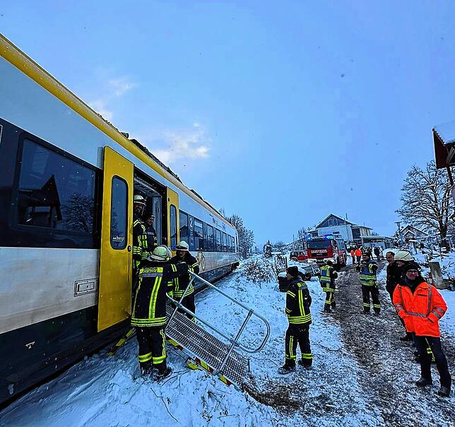 Die Feuerwehr Hüfingen wurde zunächst zu einem Einsatz im kleineren Rahmen gerufen. Vor Ort wird den Einsatzkräften jedoch schnell klar: ...
