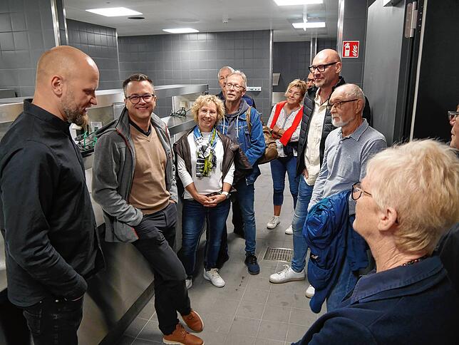 Unternehmenssprecher Nick Teklenburg (links) führt die SÜDKURIER-Abonnenten durch die heiligen Hallen der neuen Barfüsser-Filiale.