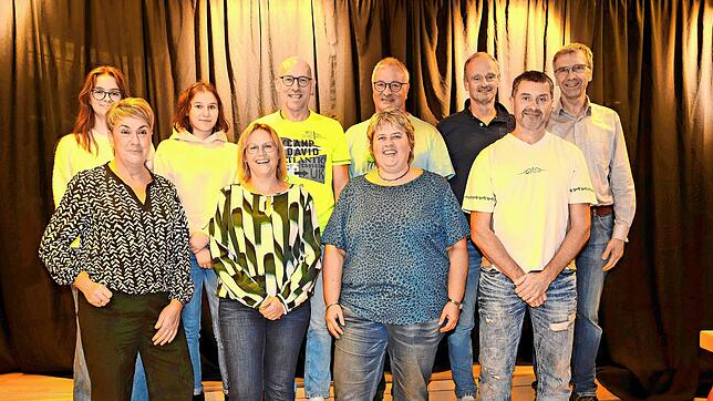 Sie proben seit Wochen für das neue Theaterstück (hinten von links): Lilli Kienzler, Sarah Schwer, Jürgen Schwer, Klaus Faller, Andreas ...