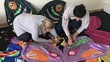 Sabrina Drobig und Delila Kamra arbeiten fließig an ihren Schmetterlingsflügeln für das diesjährigen Fasnachtsmotto des großen ...