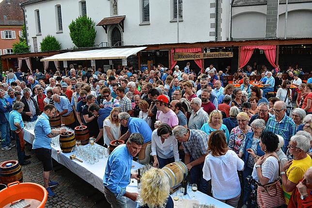 2019: Szene vom Fassanstich zur Eröffnung. Dicht gedrängt stehen Besucher an, um sich Freibier oder Markdorfer Wein reichen zu lassen. ...