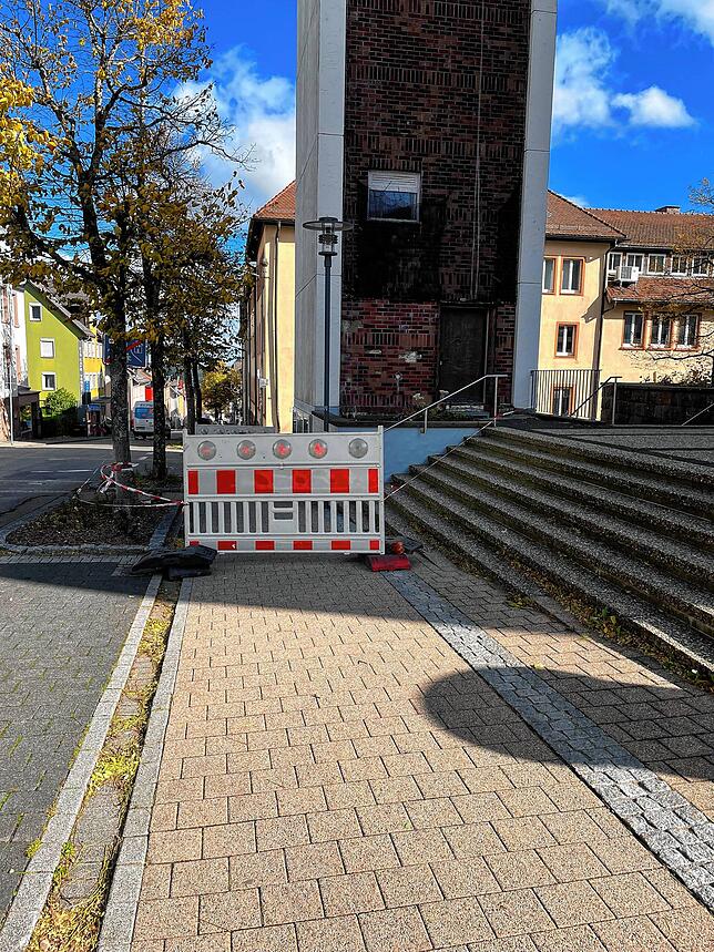Auch der Gehweg ist deshalb in diesem Bereich gesperrt.