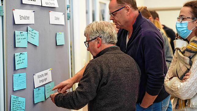 Was meinen die Mooser? Bei einer Bürgerbeteiligungsveranstaltung befestigten Teilnehmer ihre Wünsche und Anregungen an einer Pinnwand.
