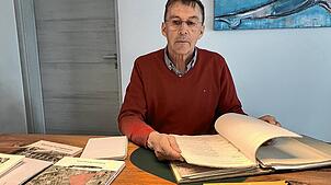 Rolf Ebnet forscht in vielen Dokumenten und befragt Zeitzeugen zu den Ereignissen der letzten Kriegstage in der Region