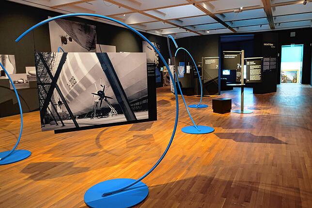 Die 11.000 Fotografien im Archiv des Zeppelin Museums bilden den Ausgangspunkt für die aktuelle Ausstellung „Bild und Macht“.