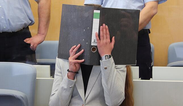 Die Konstanzer IS-Rückkehrerin Sarah O. beim Prozessauftakt in Düsseldorf.