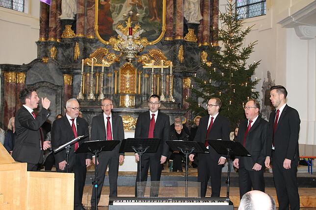 Ein besonderer Genuss ist der siebenköpfige A-Capelle-Chor unter Leitung von Daniel Preis.