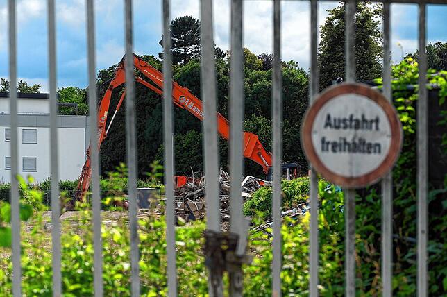 Bild 3: Das alte Häfler Hallenbad verschwindet Stück für Stück