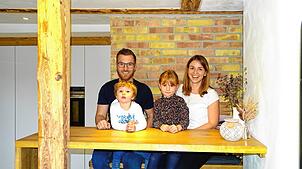 Mutter Michaela, Eleni (sechs Jahre), Bastian (zwei Jahre) und Papa Steffen (von rechts) fühlen sich sauwohl in ihrem neuen (alten) ...