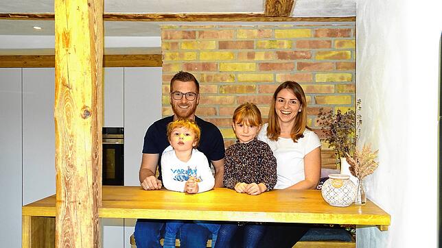 Mutter Michaela, Eleni (sechs Jahre), Bastian (zwei Jahre) und Papa Steffen (von rechts) fühlen sich sauwohl in ihrem neuen (alten) ...