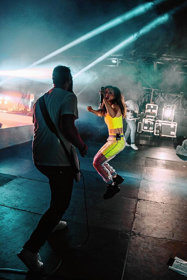Stimmung auf und vor der Bühne: Alex Broschek und Alice Merton.