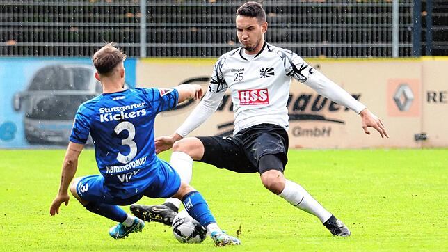Vergeblich tanzte der FC 08 Villingen (Fabio Alberico Lissera, rechts) mit dem Oberliga-Meisterschaftsfavoriten Stuttgarter Kickers ...