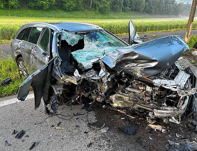 Völlig demoliert ist das Auto, nachdem es bei Fisibach im Kanton Aargau in einen Baum gekracht ist.