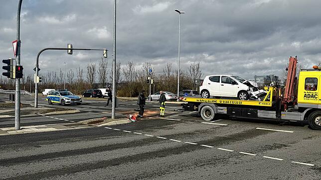Die Unfallkreuzung von der Fritz-Arnold-Straße aus gesehen. Hier wird gerade der beteiligte Suzuki abgeschleppt.